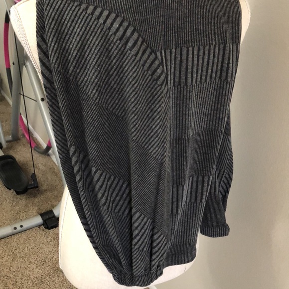 Pull-on Gray cropped pants designer is IC Collections by Connie K - Picture 7 of 8